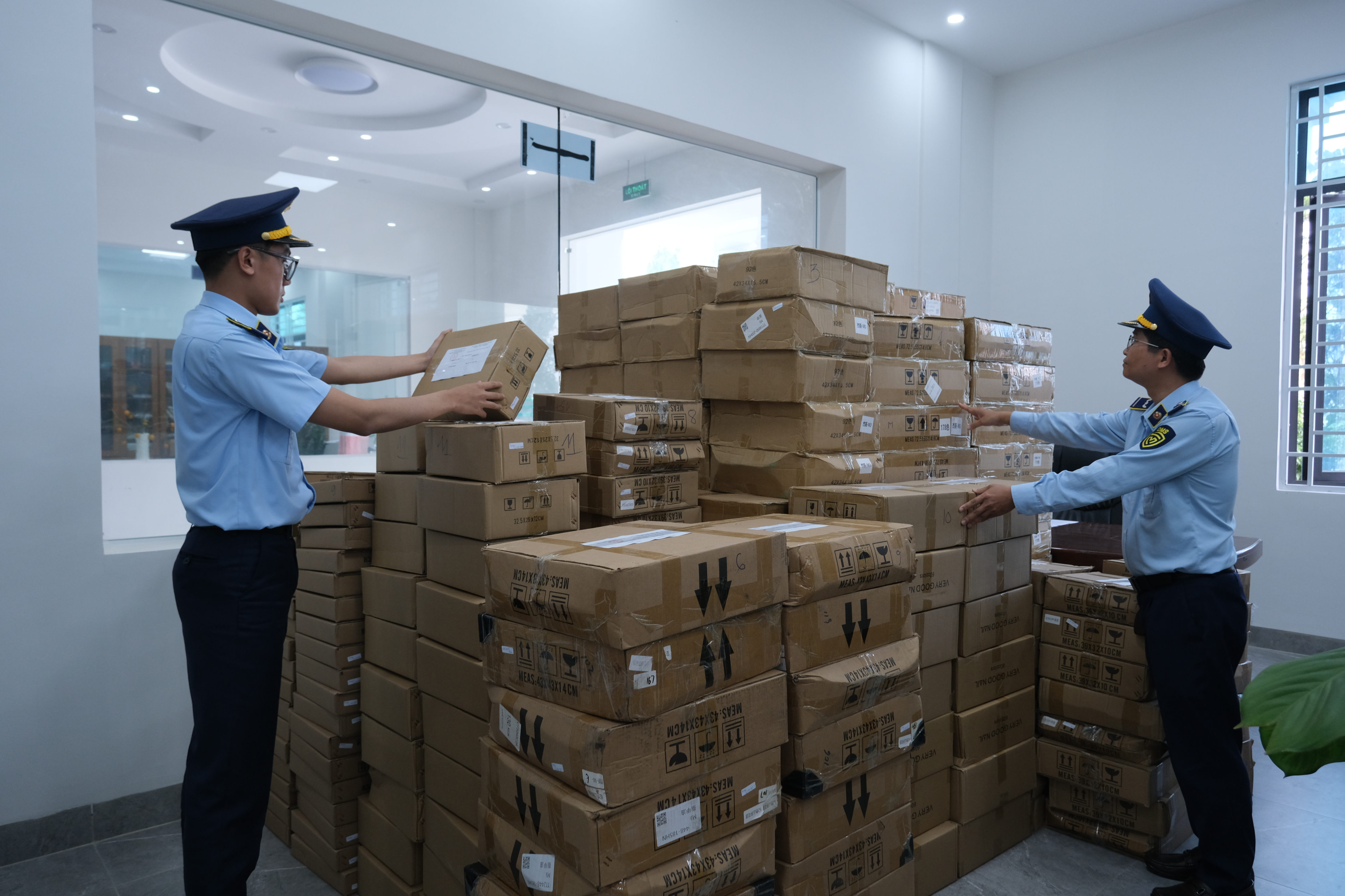 Lâm Đồng tạm giữ hàng chục nghìn sản phẩm không rõ nguồn gốc