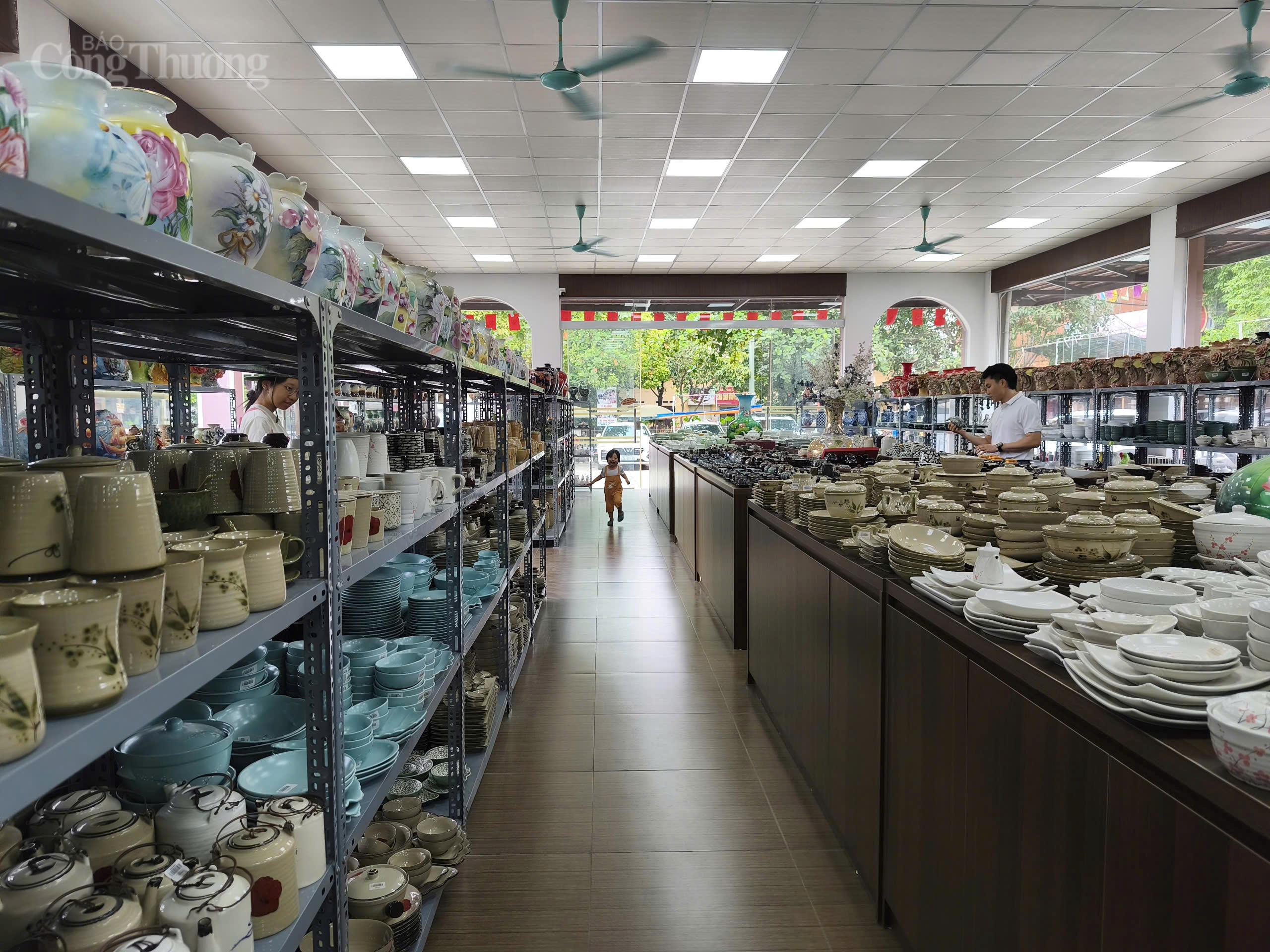 Trung tâm giới thiệu sản phẩm làng nghề: Mở lối cơ hội giao thương