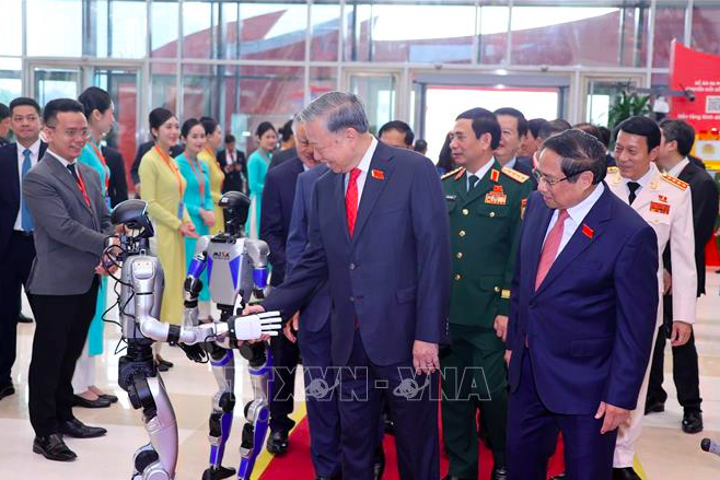 Tổng Bí thư Tô Lâm và các đại biểu tham quan triển lãm thành tựu của các bộ, ngành, cơ quan trực thuộc Chính phủ. Ảnh: Văn Điệp/TTXVN.