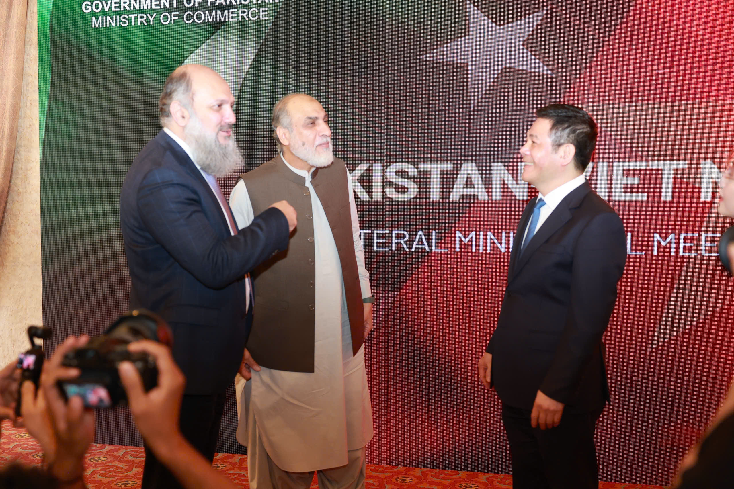 Bộ trưởng Bộ Công Thương Nguyễn Hồng Diên, Bộ trưởng Thương mại Pakistan Jam Kamal Khan và Bộ trưởng Khoa học và Công nghệ Pakistan cùng trao đổi bên lề hội đàm.