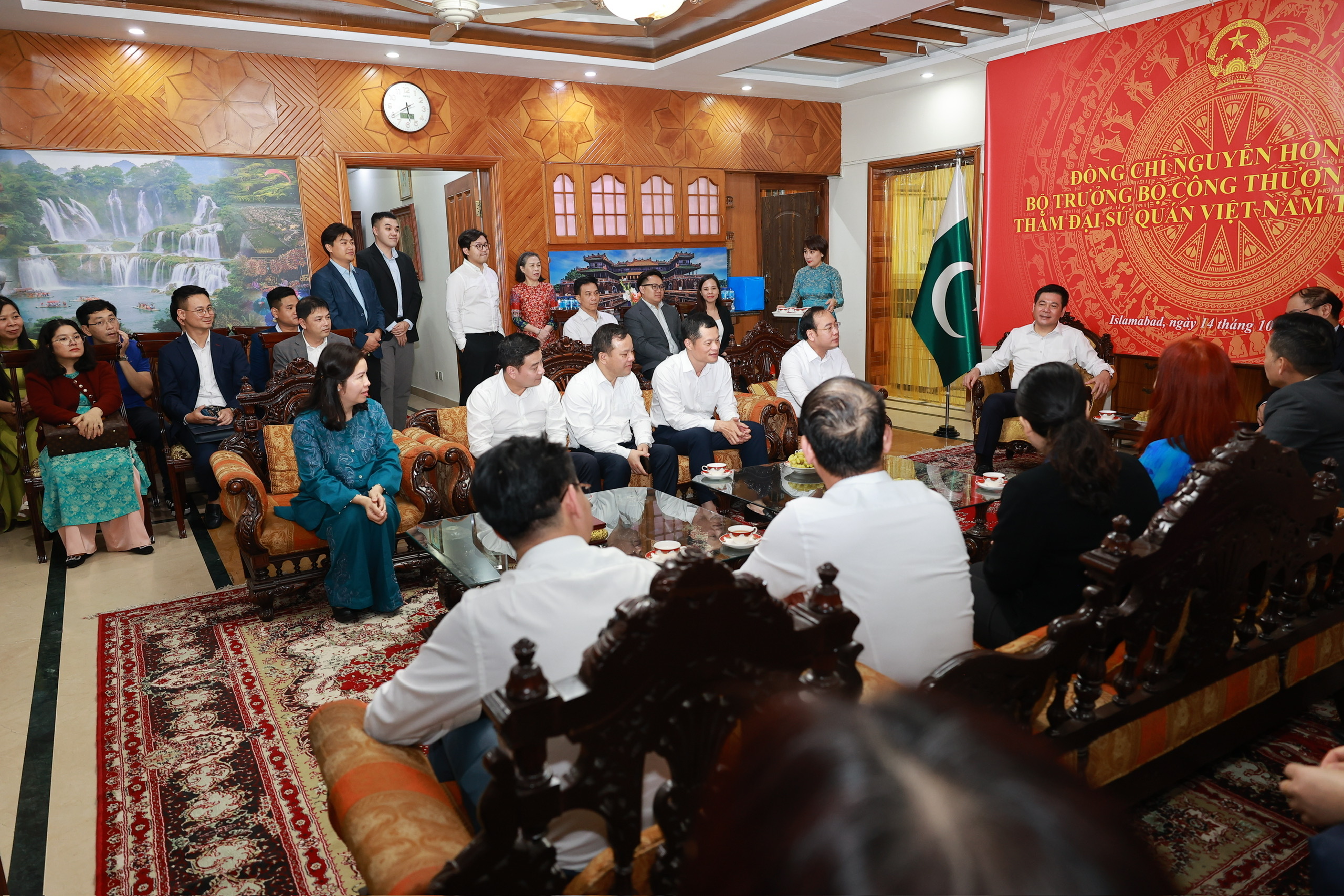 Bộ trưởng đề nghị Đại sứ quán Việt Nam tại Pakistan quan tâm, thúc đẩy xây dựng đường bay thẳng và tuyến vận tải biển trực tiếp Việt Nam - Pakistan.