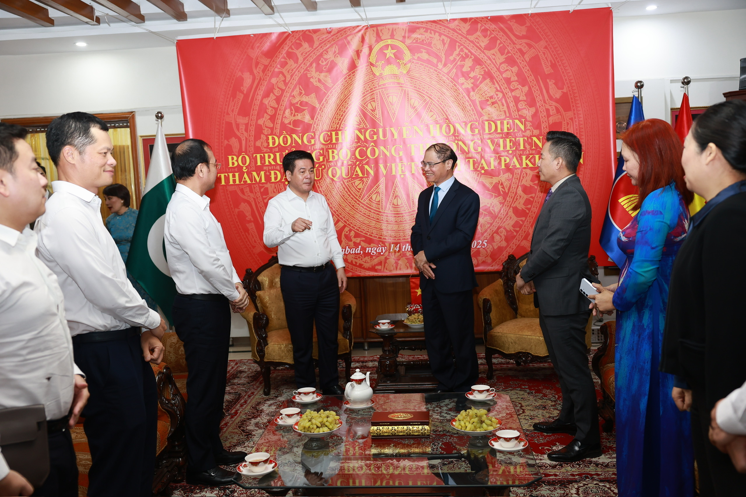 Bộ trưởng Nguyễn Hồng Diên đánh giá cao vai trò của Đại sứ quán Việt Nam tại Pakistan trong việc chia sẻ thông tin thị trường.