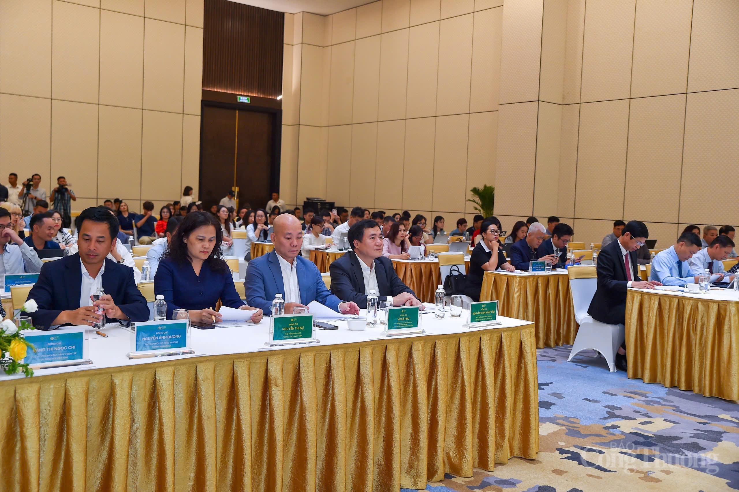 Thứ trưởng Nguyễn Sinh Nhật Tân và đại diện các Bộ, ngành, doanh nghiệp tham dự họp báo