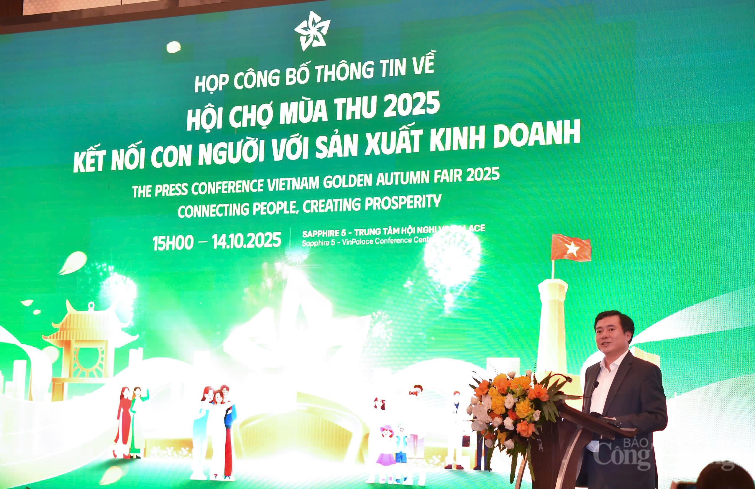 Thứ trưởng Nguyễn Sinh Nhật Tân phát biểu khai mạc họp báo
