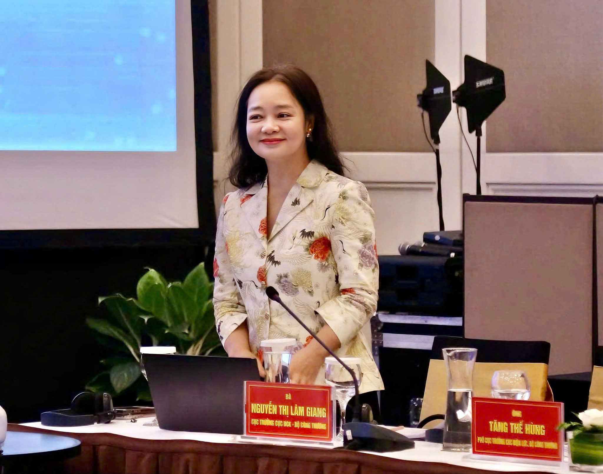 Bà Nguyễn Thị Lâm Giang - Cục trưởng Cục Đổi mới sáng tạo, Chuyển đổi xanh và Khuyến công (Bộ Công Thương) trình bày tóm tắt tiến trình triển khai JETP.
