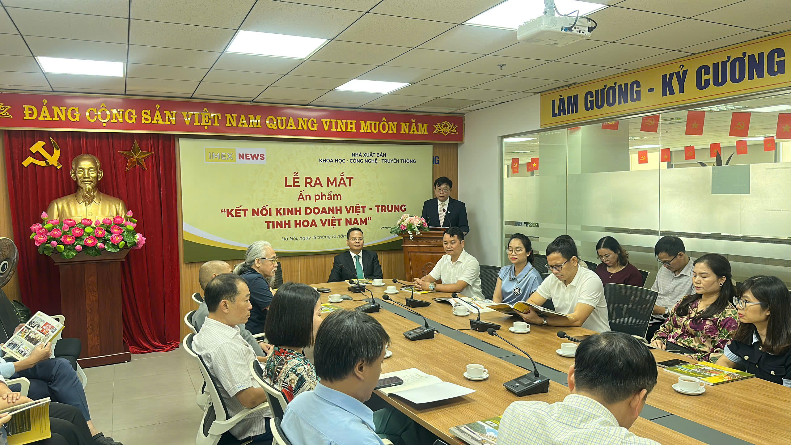 Ông Trần Chí Đạt - Giám đốc Nhà xuất bản Khoa học - Công nghệ - Truyền thông phát biểu tại lễ ra mắt