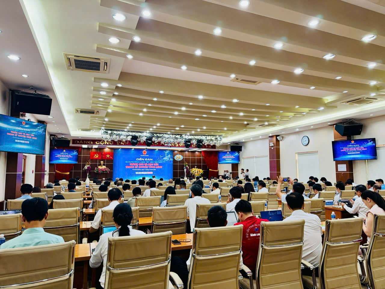 Diễn đàn “Sử dụng năng lượng tiết kiệm, hiệu quả: Thành quả và mục tiêu trong kỷ nguyên vươn mình” nhận được sự quan tâm rất lớn của giới chuyên gia, nhà làm chính sách, doanh nghiệp...