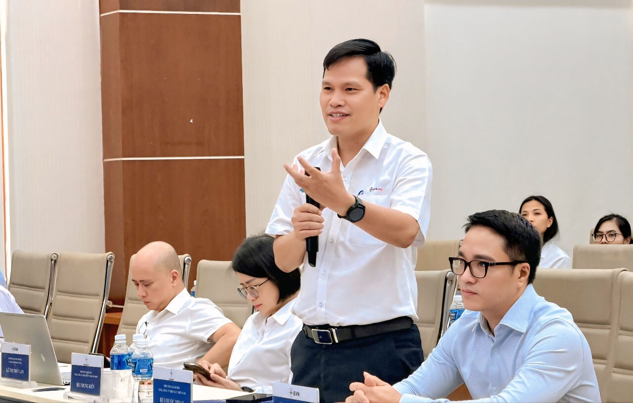 Ông Bùi Quốc Hoan, Phó Tổng Giám đốc Tổng Công ty điện lực miền Nam đóng góp ý kiến tại diễn đàn.