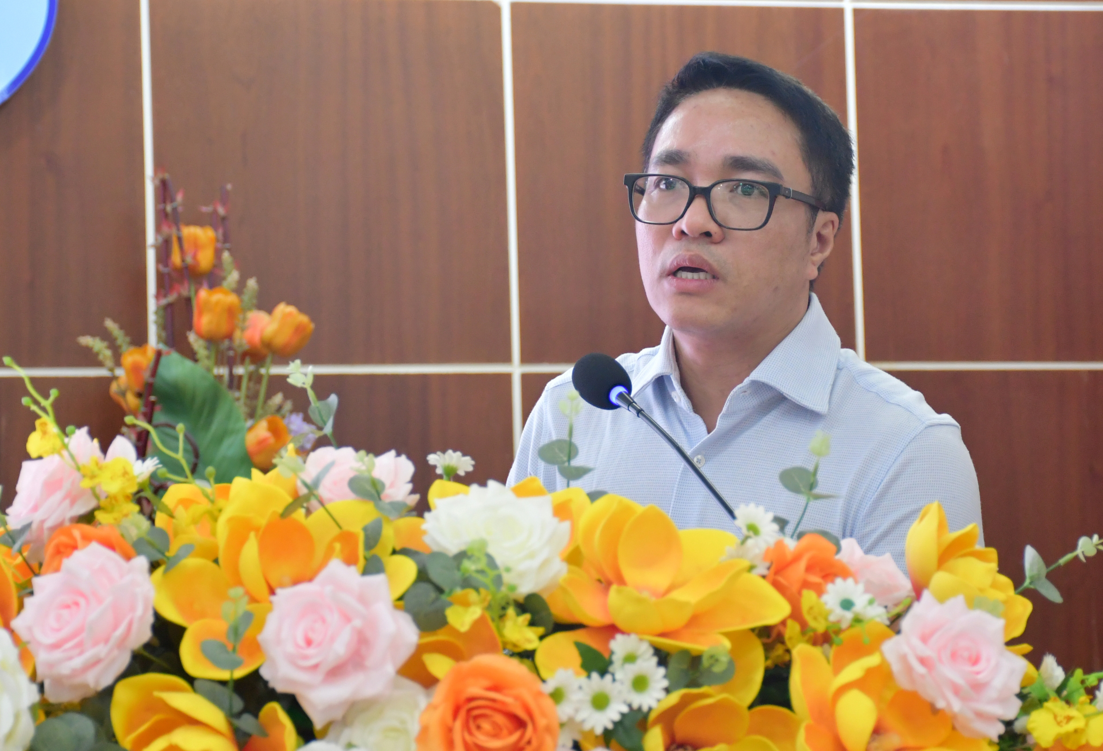 Ông Cao Quang Quỳnh, Thành viên HĐTV Tập đoàn Điện lực Việt Nam có tham luận về "Những thách thức trong cung cấp điện đảm bảo nhu cầu nền kinh tế tăng trưởng từ 8% trở lên và phương hướng đẩy mạnh tiết kiệm điện".