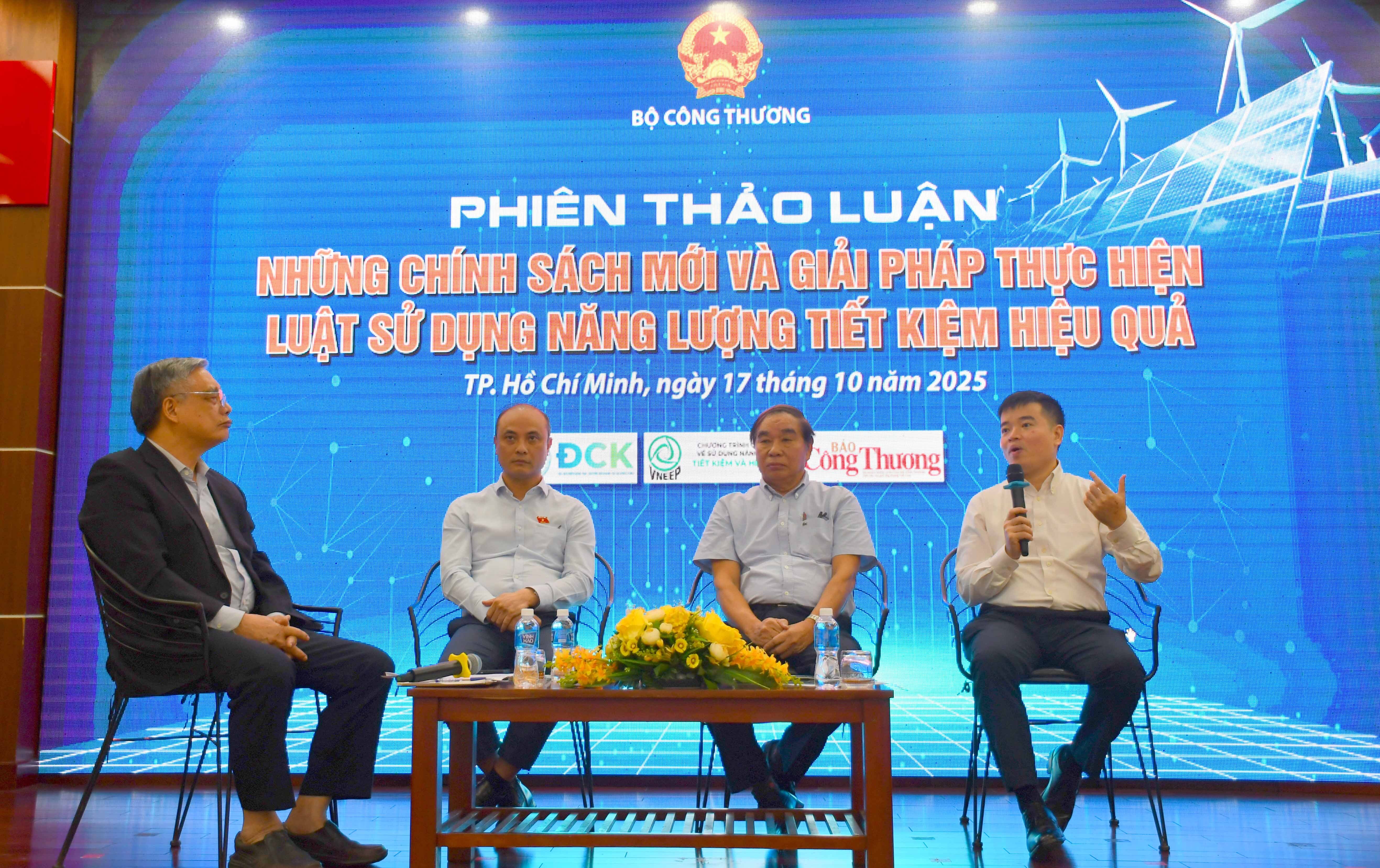 Các diễn giả tham dự Phiên thảo luận với chủ đề: Những chính sách mới và giải pháp thực hiện Luật Sử dụng năng lượng tiết kiệm và hiệu quả.