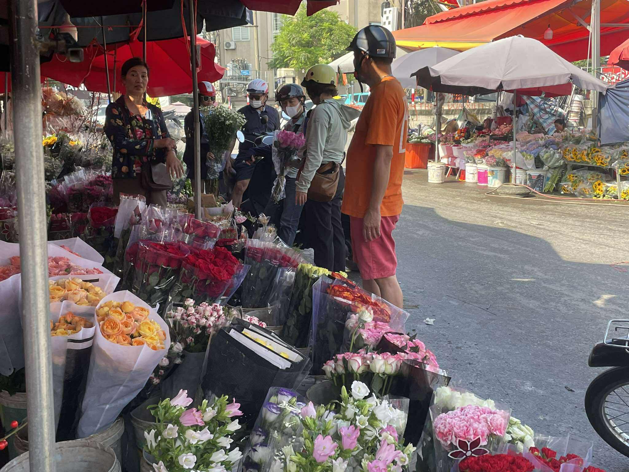 Chợ hoa Quảng An nhộn nhịp trước ngày 20/10