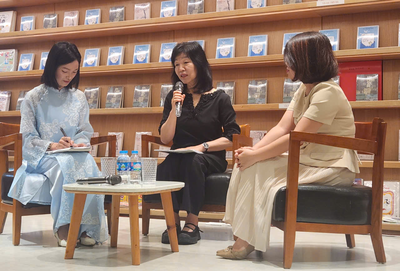 Nữ văn sĩ Hàn Quốc chia sẻ điều phía sau tác phẩm với độc giả Việt