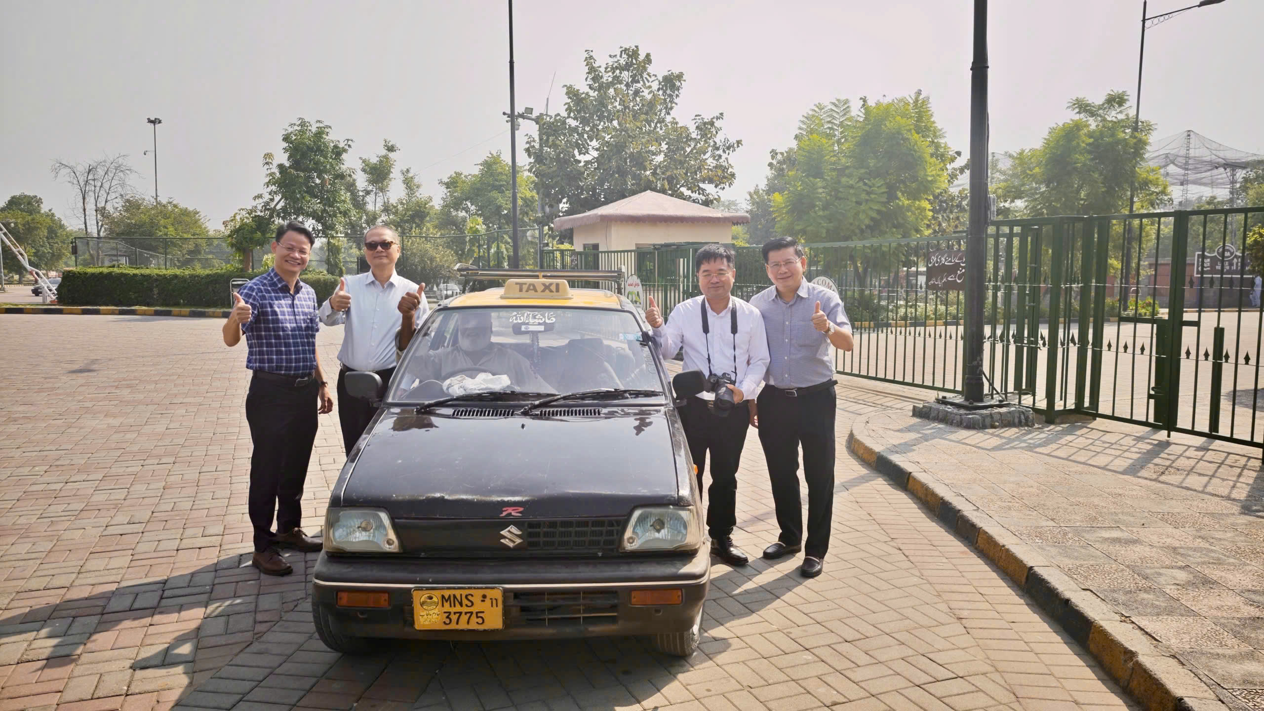 Tại Islamabad những chiếc xe taxi cũ kỹ vẫn được vận hành. Trong ảnh: Tác giả (thứ 2 từ bên phải qua) và một số cán bộ đoàn công tác tại Pakistan.