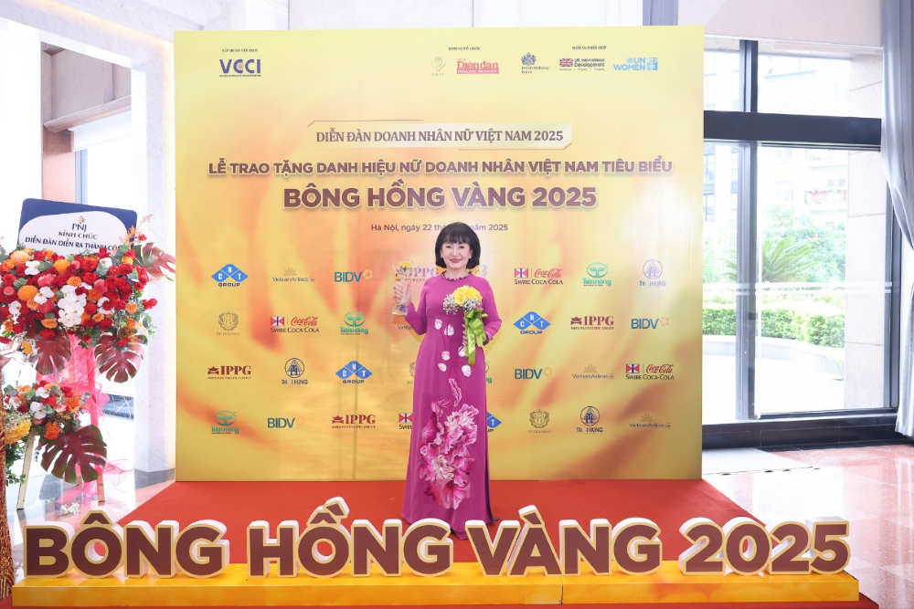 Doanh nhân Huỳnh Bích Ngọc được vinh danh 'Bông hồng vàng' 2025
