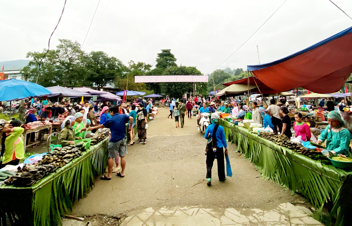 Chợ Tả Phời - Hợp Thành: Sôi động giao thương hàng hoá vùng cao