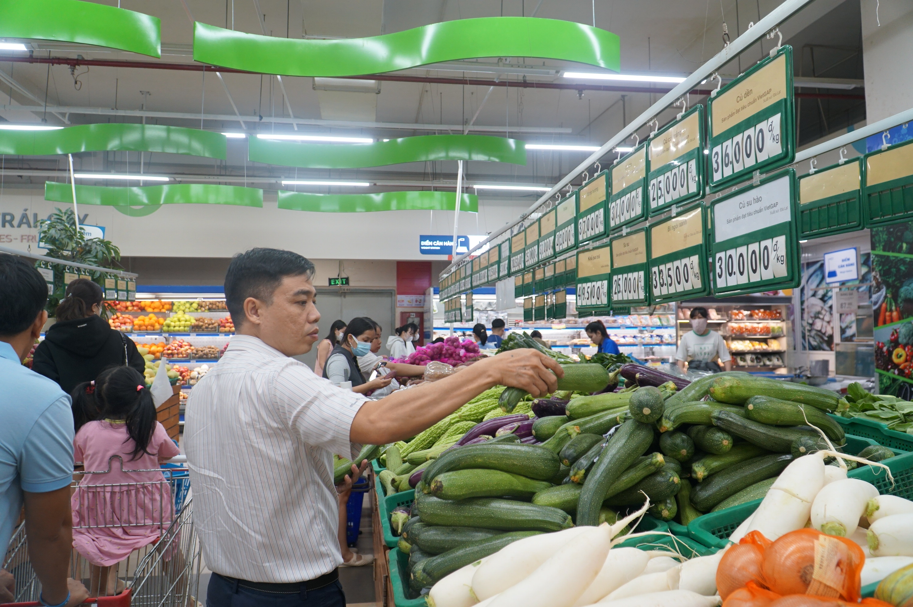 Ứng phó với mưa lớn tại Đà Nẵng: Hàng hóa dồi dào, giá cả ổn định