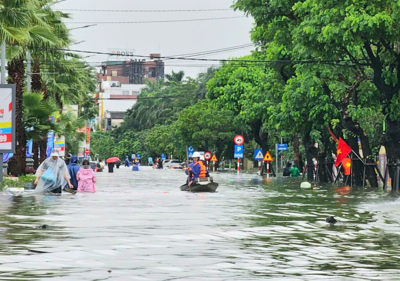 Thành phố Huế: Cho học sinh nghỉ học 2 ngày để tránh bão số 12