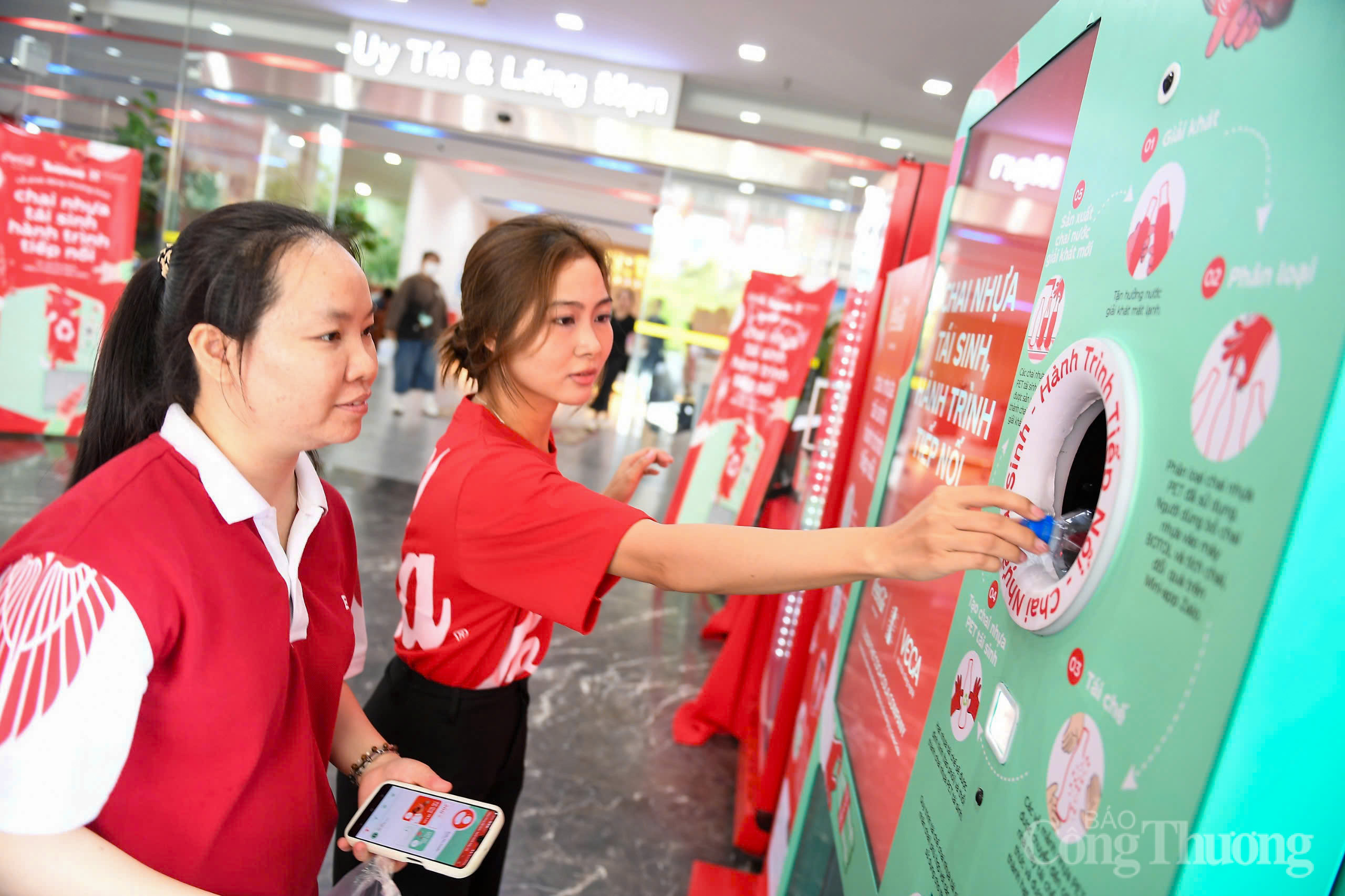 Chai nhựa phế thải và ước mơ xây dựng đô thị xanh của người trẻ Thủ đô