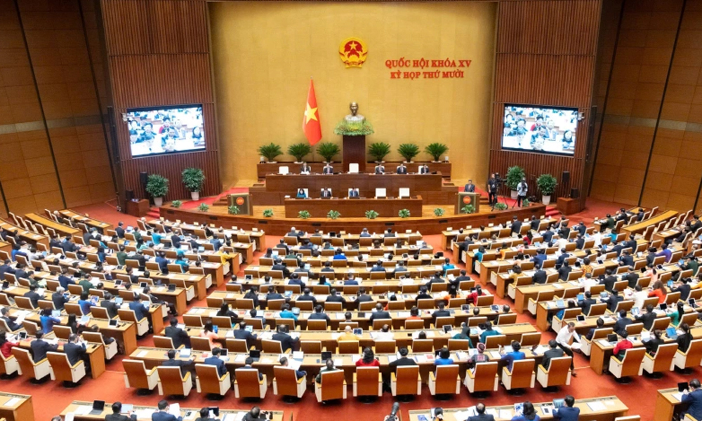 Đại biểu làm việc tại Hội trường Diên Hồng, nhà Quốc hội. Ảnh VNE
