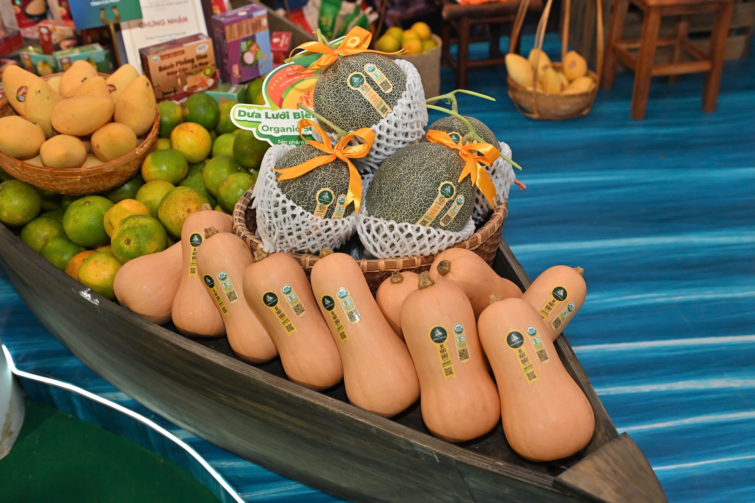 Cá tầm ‘khổng lồ được đấu giá tại Tuần lễ Nông sản Việt 2025