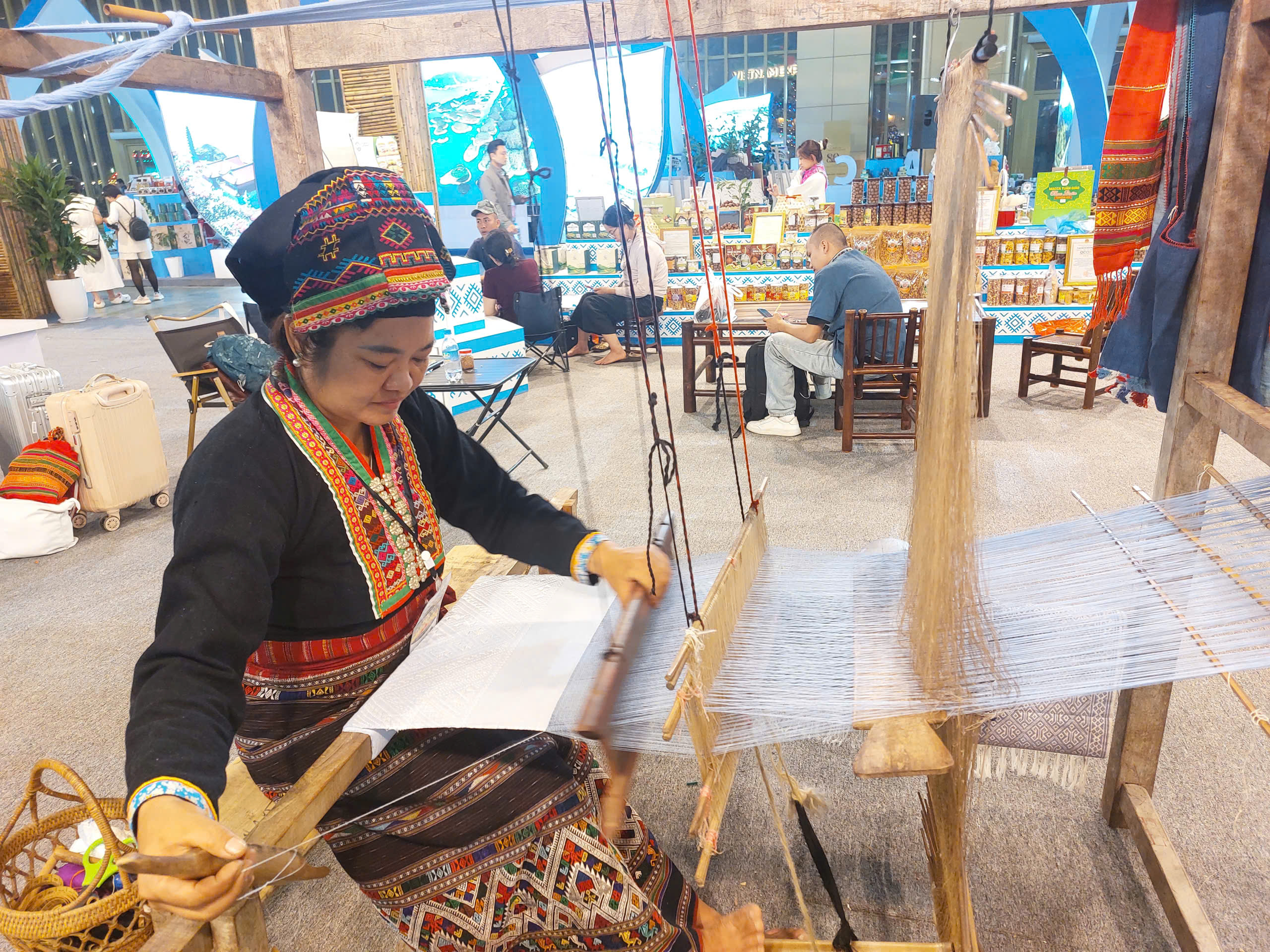 Thổ cẩm Pa Thơm mang sắc màu vùng cao đến Hội chợ Mùa Thu