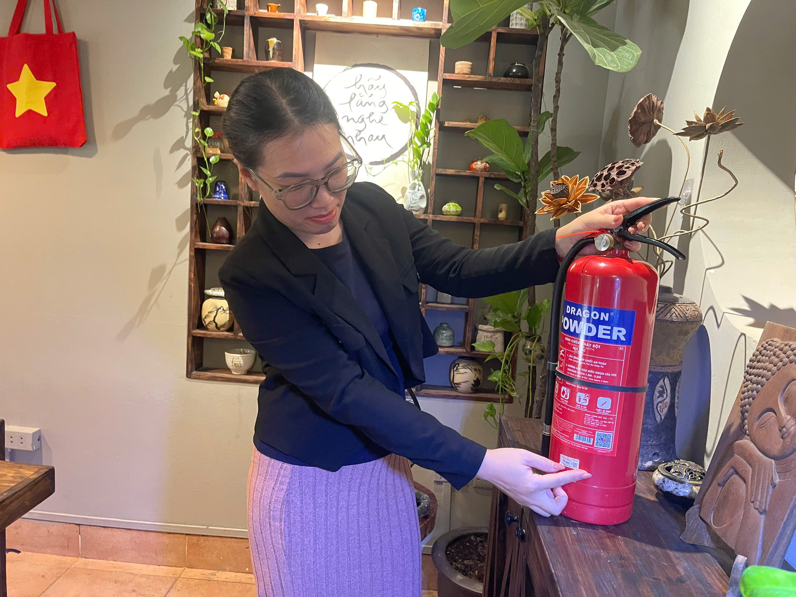 Nhà dân, chung cư ở Hà Nội với nỗi lo từ bình chữa cháy giả