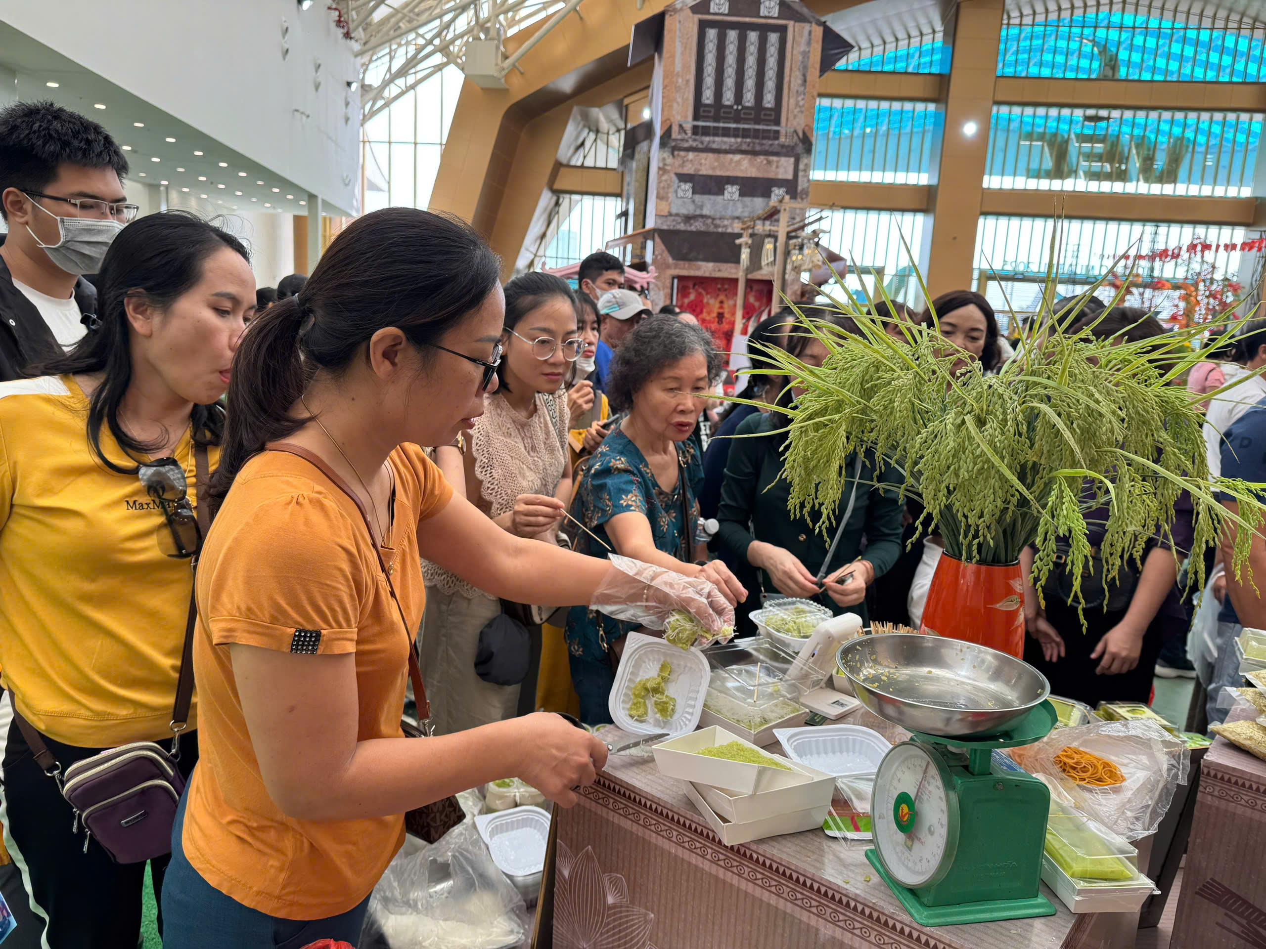 Người dân hào hứng trải nghiệm tại các gian hàng 'Tinh hoa Thu Hà Nội' 