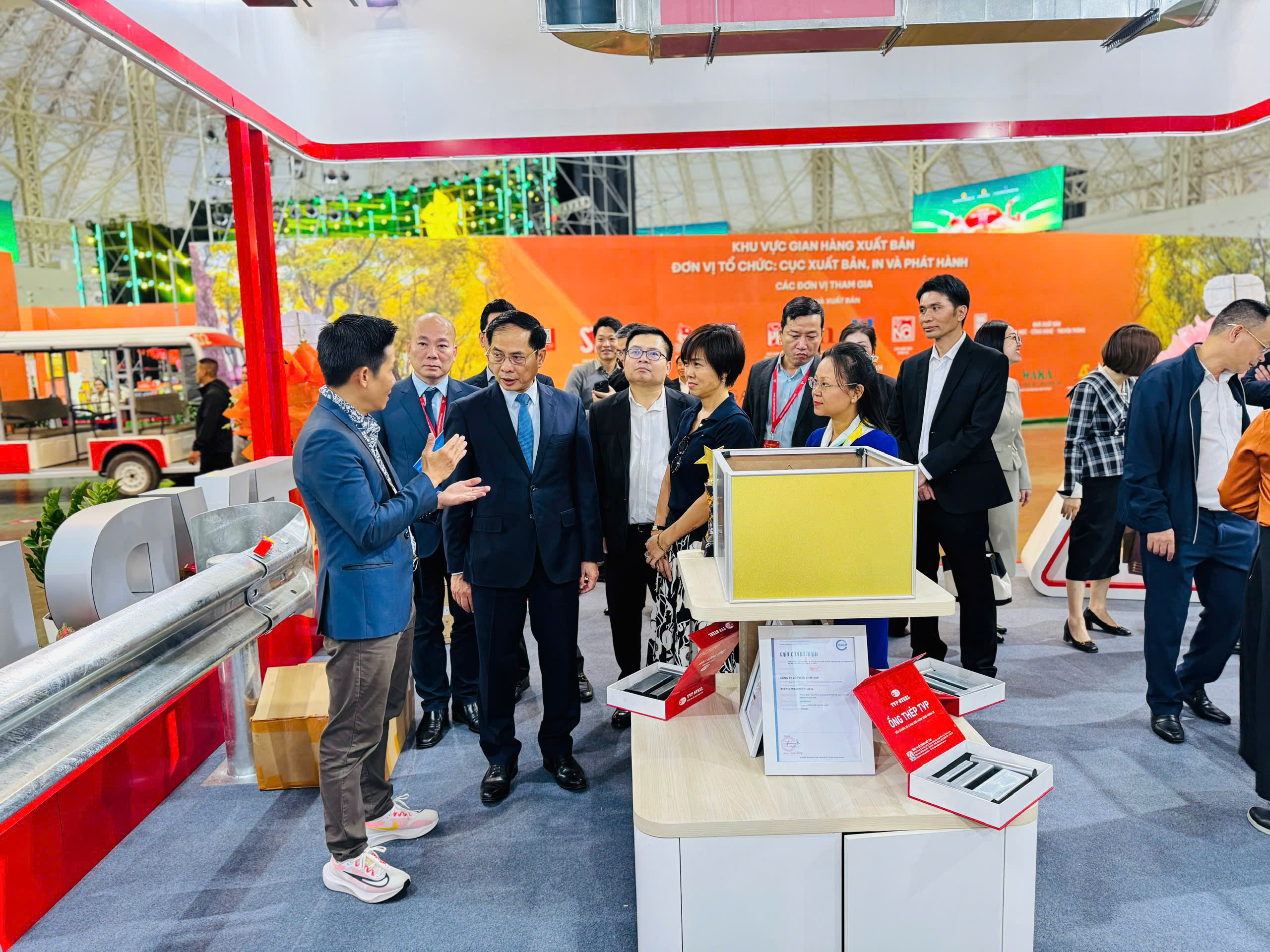 Phó Thủ tướng Bùi Thanh Sơn ghé thăm và nghe giới thiệu về sản phẩm mới TVPMAZ, SUPER ALUMAZ tại gian hàng Công ty Cổ phần Thép TVP.