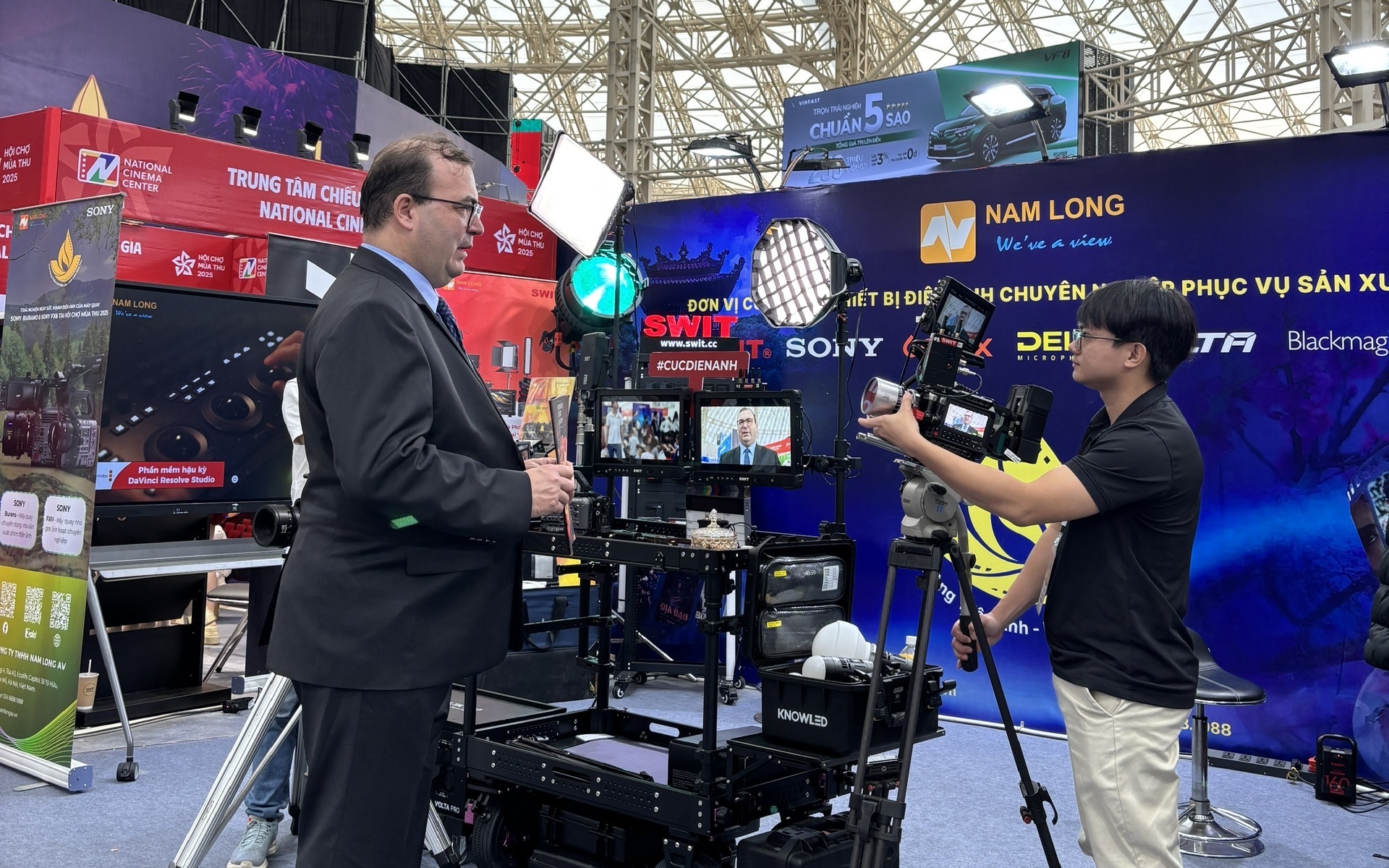 Trải nghiệm công nghệ làm phim 'Mưa đỏ' tại Hội chợ Mùa Thu 
