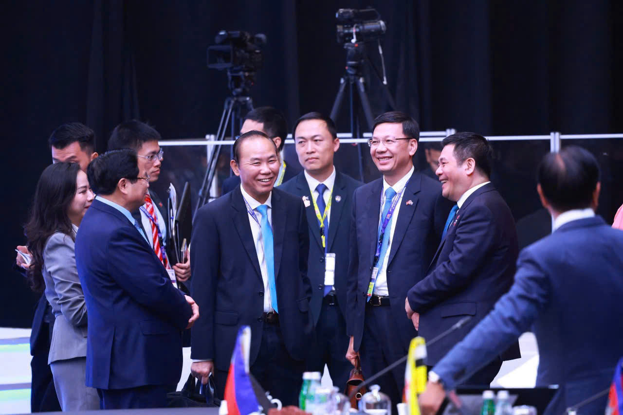 Bộ trưởng Nguyễn Hồng Diên trao đổi với các đại biểu, bộ ngành bên Hội nghị Cấp cao ASEAN lần thứ 47