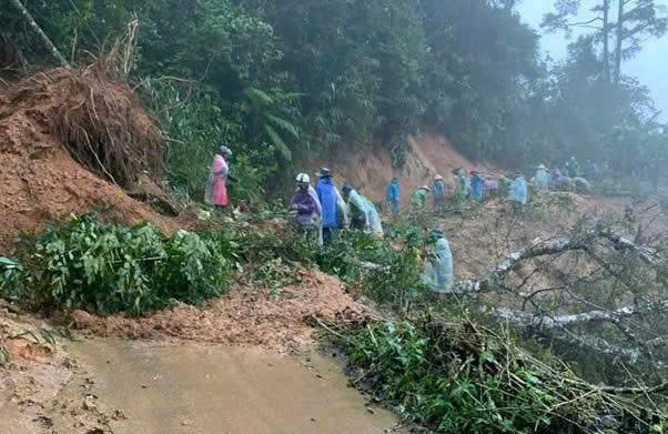 Quảng Ngãi: Nỗ lực thông tuyến trên Quốc lộ 24C