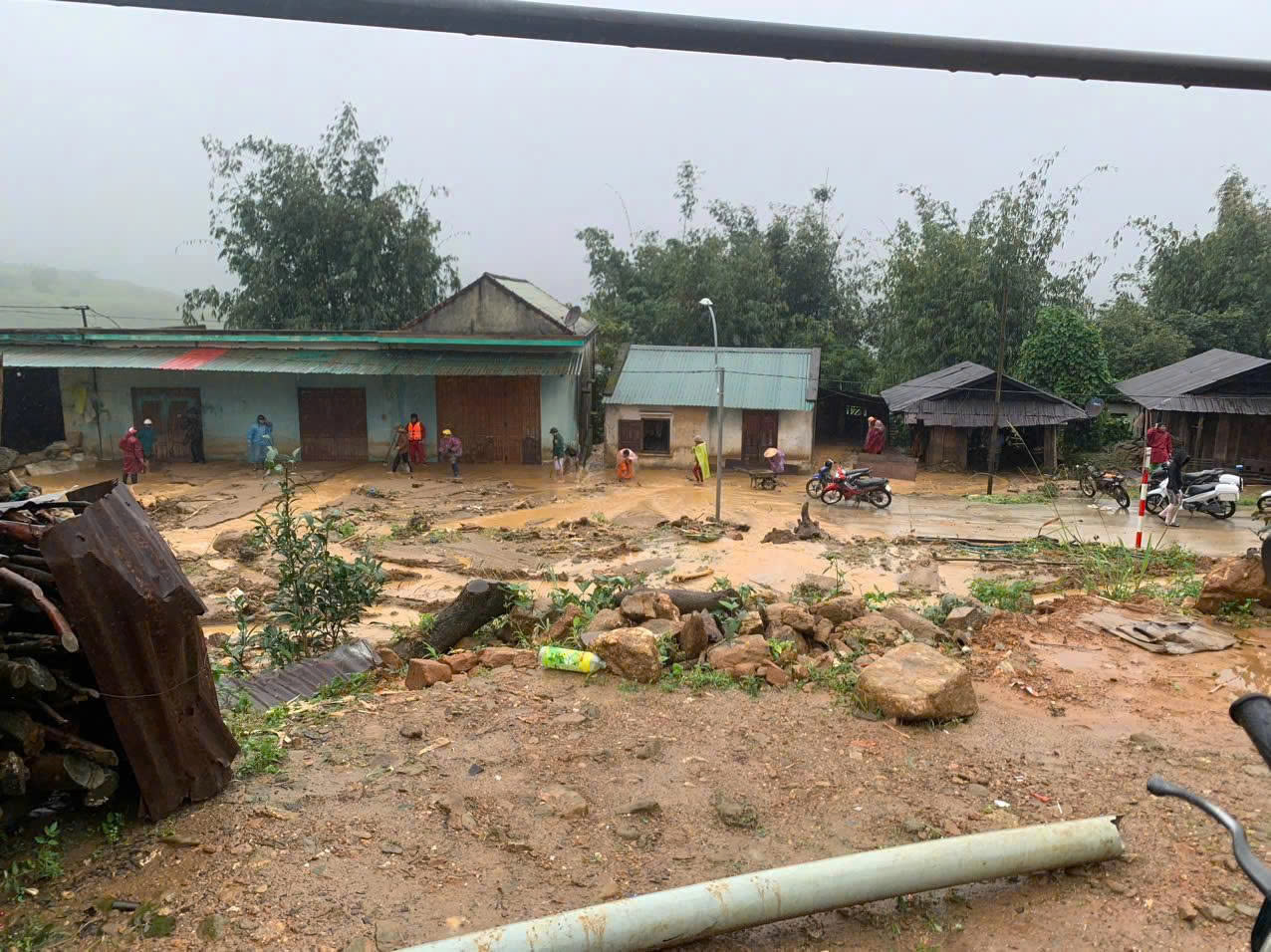 Quảng Ngãi: Mưa lũ gây cô lập gần 500 hộ dân ở xã Đăk Plô 