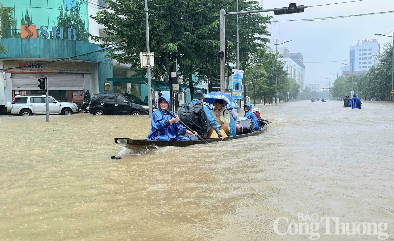 Thành phố Huế:  Đường phố ‘biến thành sông’, giao thông tê liệt