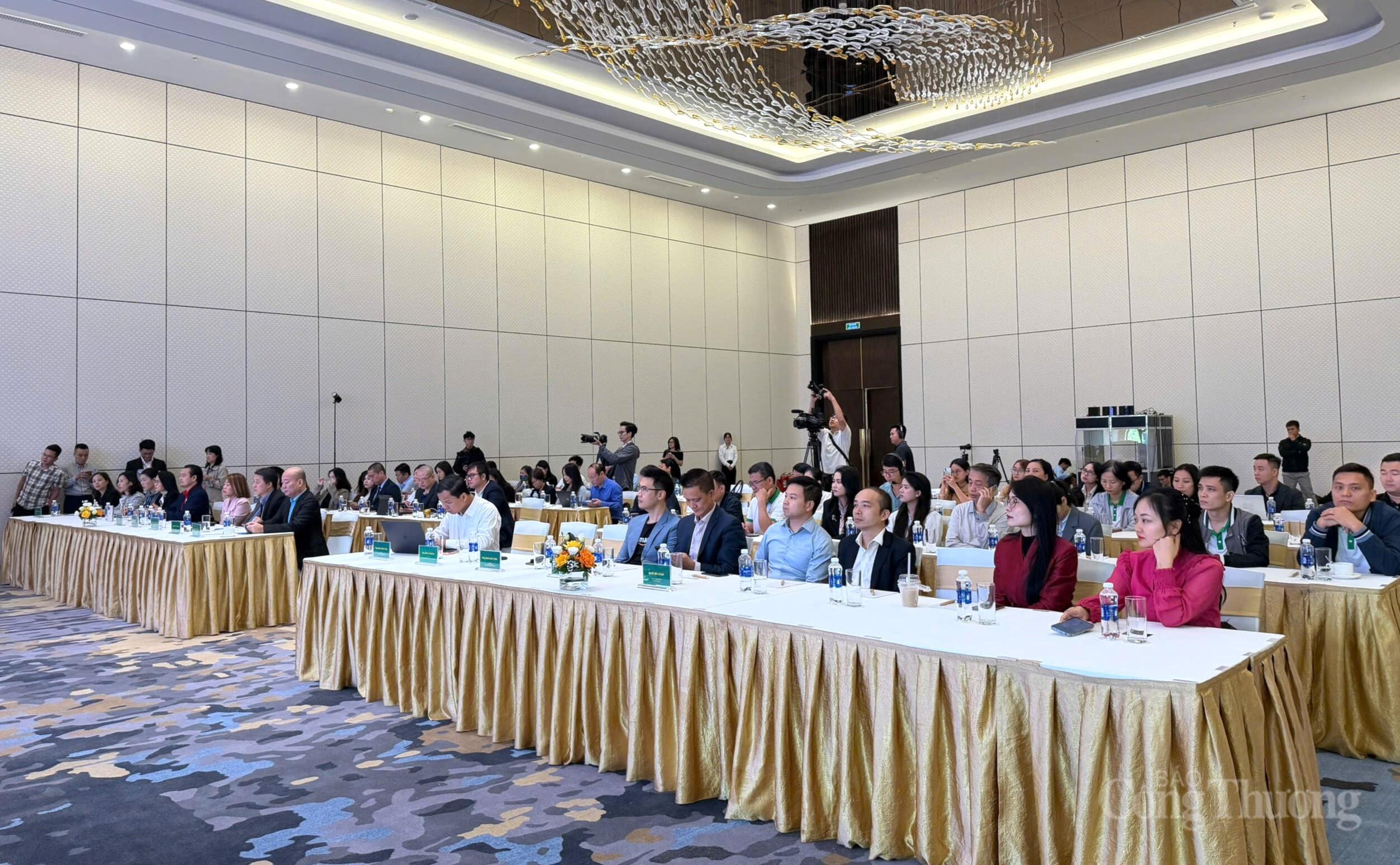 Các doanh nghiệp được giới thiệu các chương trình hỗ trợ tham gia sàn thương mại điện tử quốc gia và xuyên biên giới.