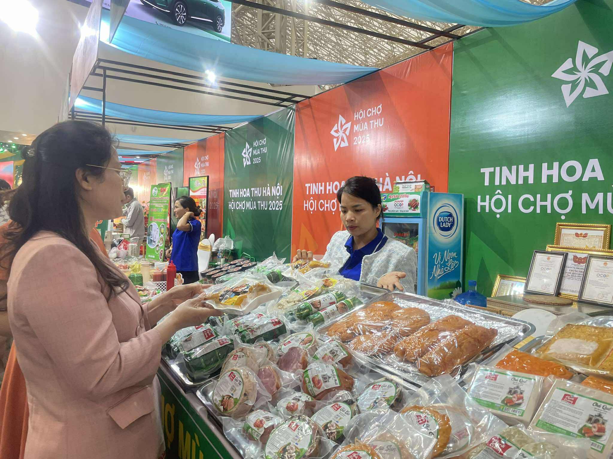 Hà Nội tăng cường kiểm soát chất lượng hàng hóa tại Hội chợ Mùa Thu 