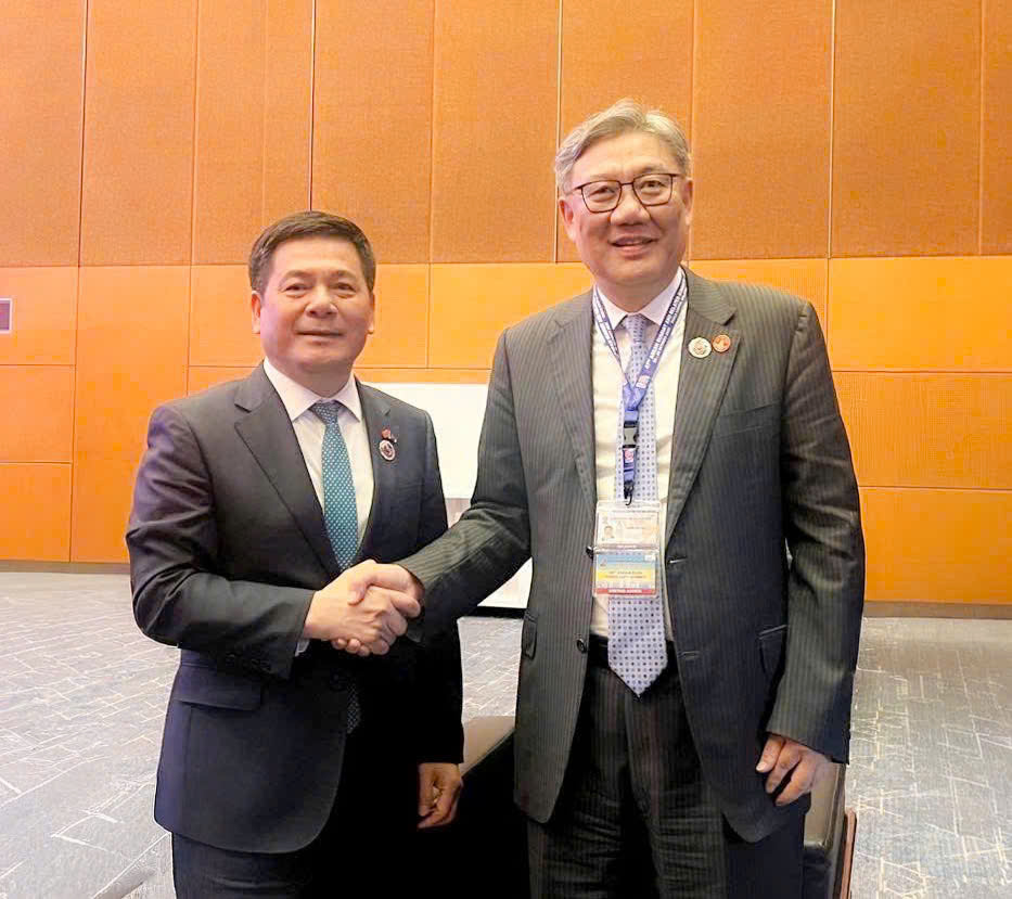Bộ trưởng Nguyễn Hồng Diên gặp gỡ và có buổi làm việc với Bộ trưởng Bộ Thương mại Trung Quốc Vương Văn Đào bên lề Hội nghị Cấp cao ASEAN lần thứ 47 đang diễn ra tại Malaysia