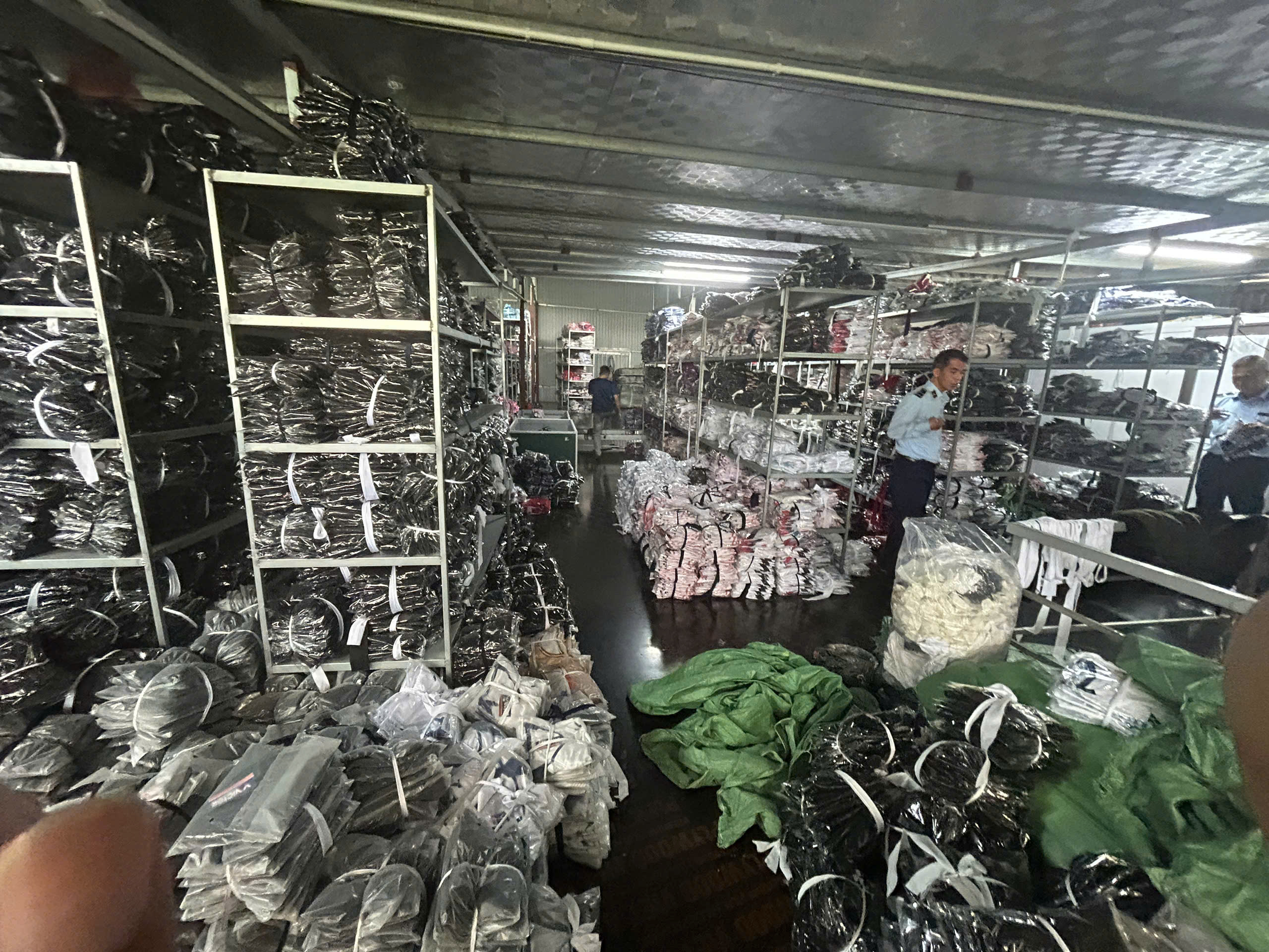 Hà Nội: Phát hiện hơn 16.000 sản phẩm giả nhãn hiệu YONEX 