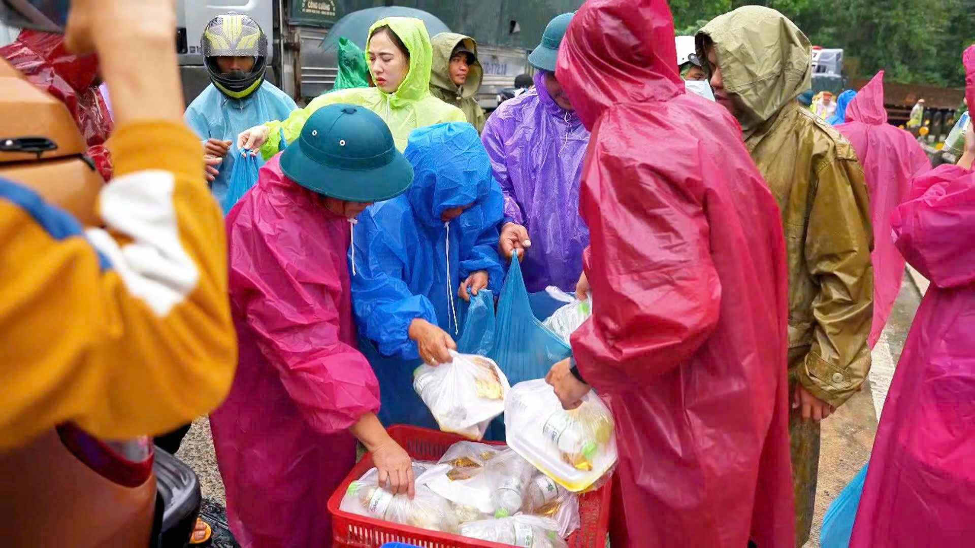 Ấm lòng những bữa cơm tình nghĩa trên đèo Lò Xo