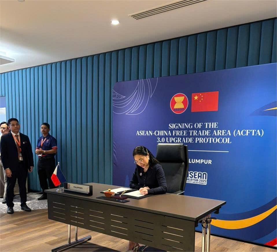 Hội nghị Cấp cao ASEAN lần thứ 47 tại thủ đô Kuala Lumpur (Malaysia) mở đầu bằng lễ ký kết Nâng cấp ACFTA 3.0.