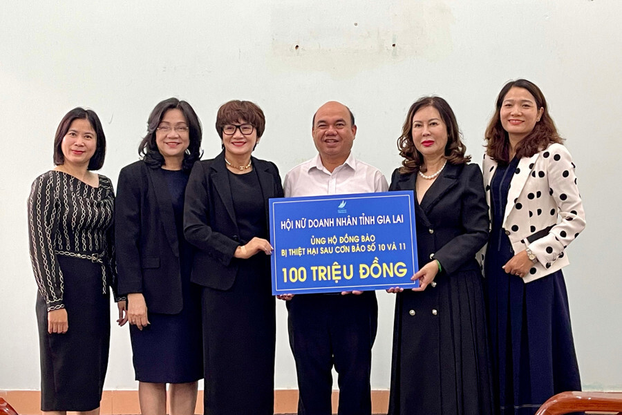 Hội Nữ Doanh nhân tỉnh Gia Lai đã trao 100 triệu đồng thông qua Ủy ban Mặt trận Tổ quốc Việt Nam tỉnh Gia Lai để ủng hộ người dân chịu ảnh hưởng bởi đợt mưa bão, lũ lụt