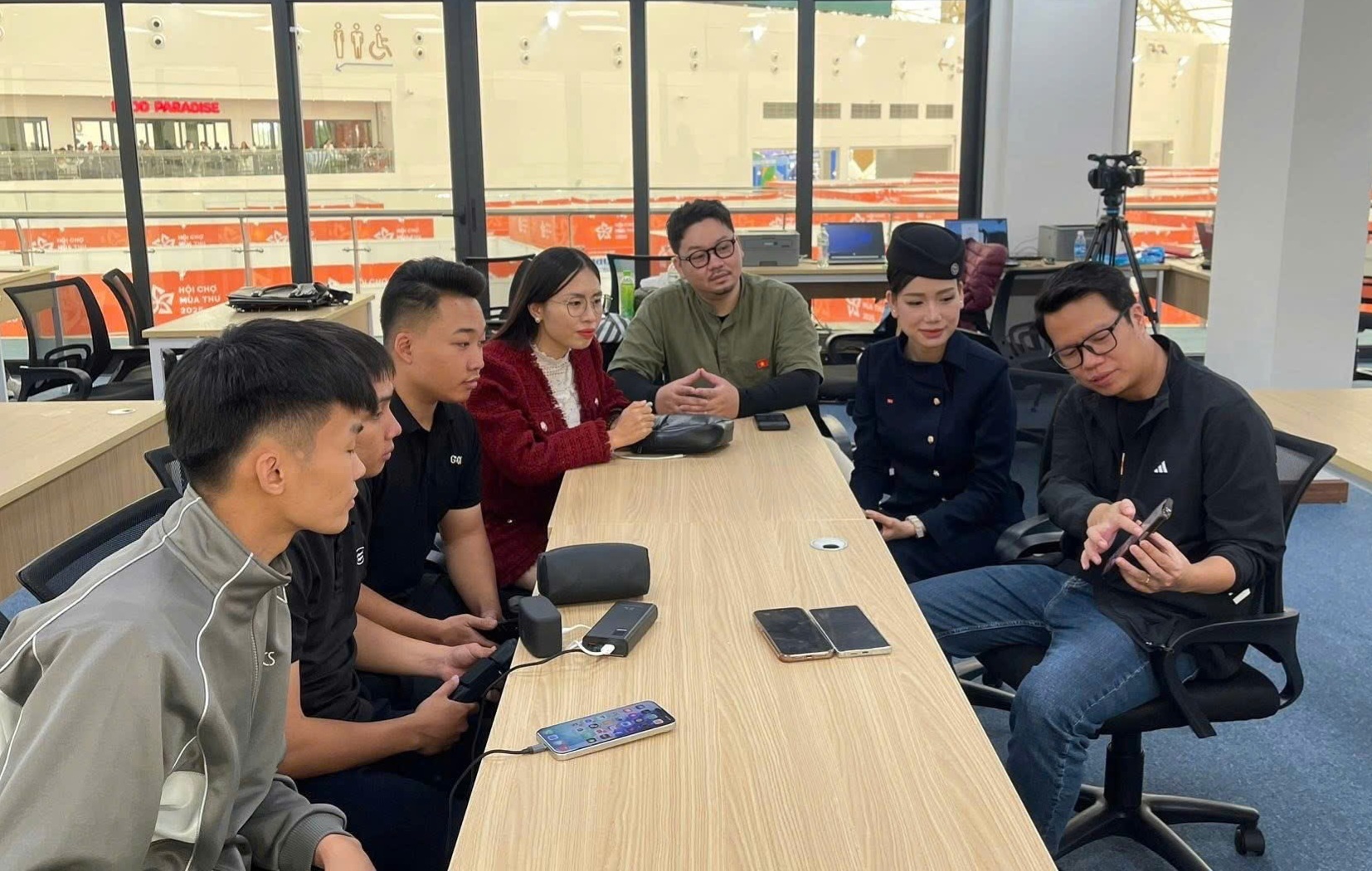 Đại diện TikTok tại Việt Nam (bìa phải) chia sẻ thông tin về Hội chợ Mùa Thu lần thứ nhất - 2025, phổ biến hashtag "hoichomuathu" cho các nhà sáng tạo nội dung.