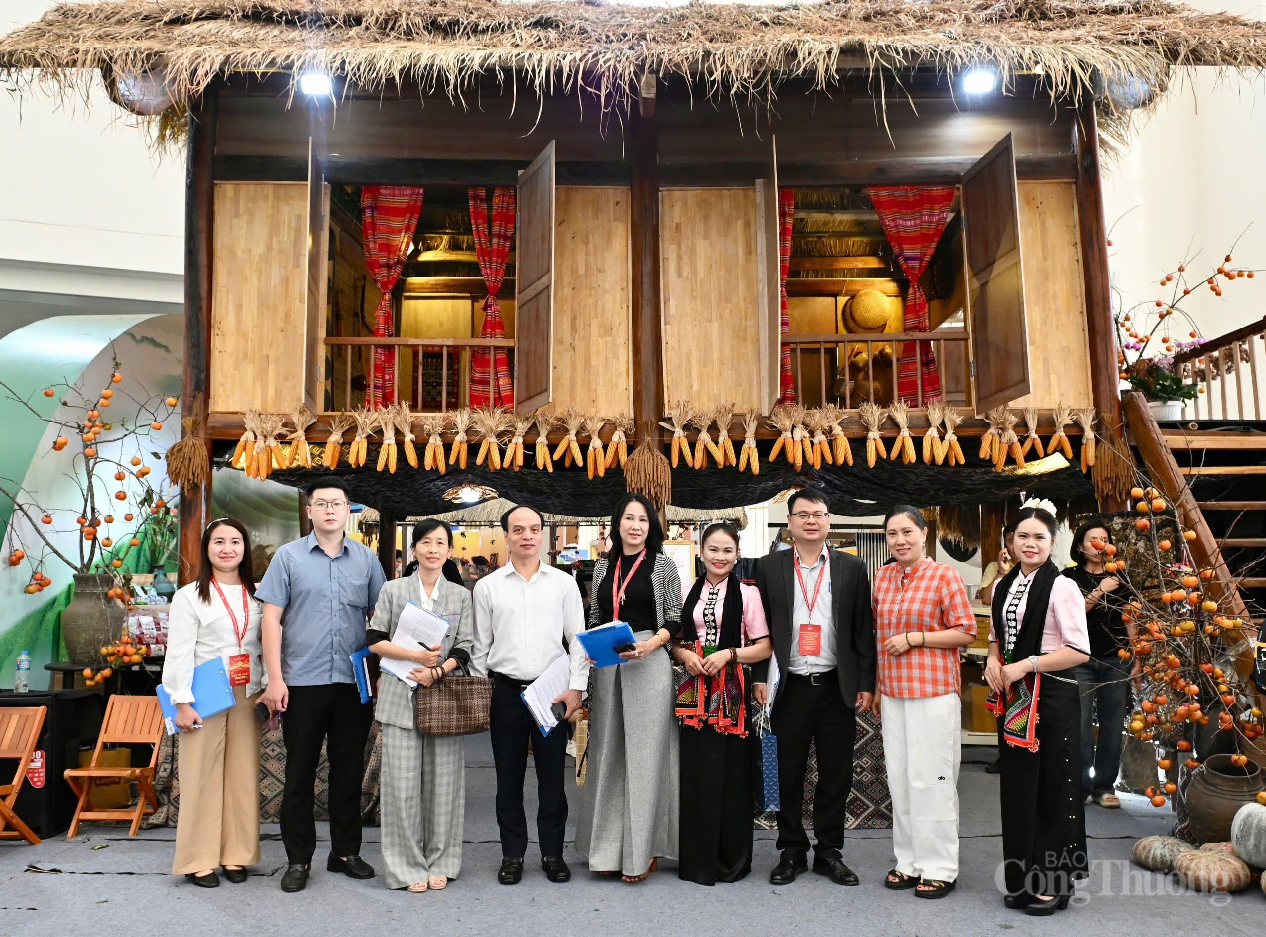 Nhiều gian hàng có thiết kế độc đáo, tạo dấu ấn đặc trưng của địa phương