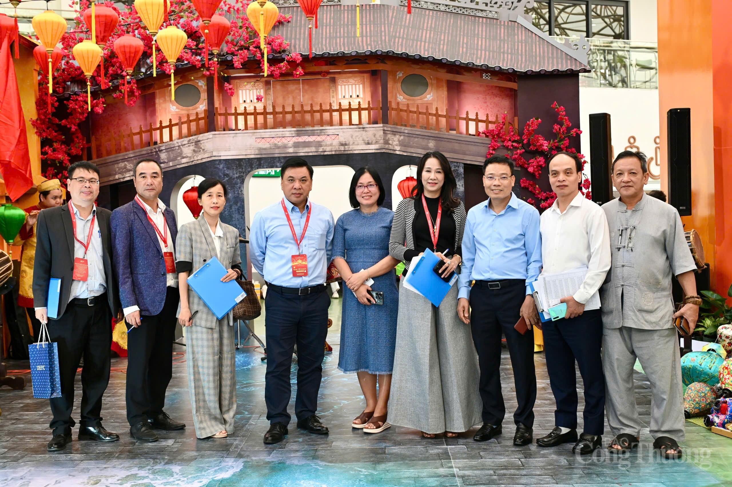 Hội đồng Giám khảo gồm 9 thành viên đã chấm điểm, chọn ra gian hàng trưng bày tiêu biểu tại Hội chợ Mùa Thu lần thứ nhất - 2025