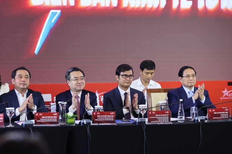 Thủ tướng Chính phủ Phạm Minh Chính và các đại biểu dự phiên Đối thoại cấp cao của Diễn đàn Kinh tế tư nhân Việt Nam (VPSF) năm 2025. Ảnh VGP