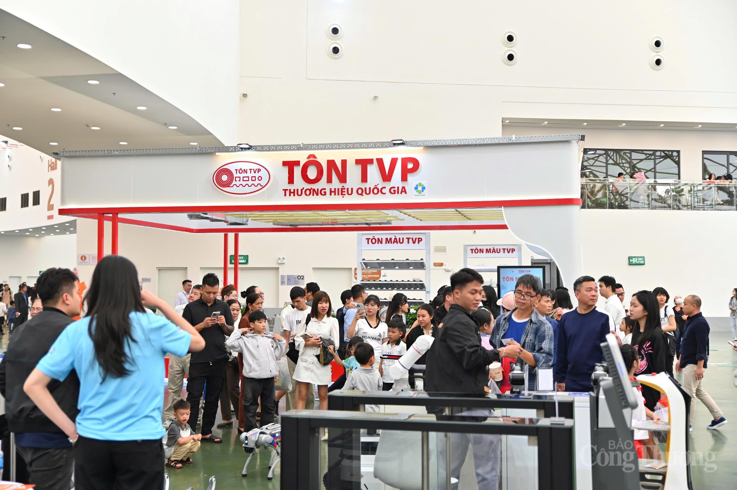 Sau ngày khai mạc, gian hàng của Công ty CP Thép TVP khá nhộn nhịp (Ảnh: Nam Nguyễn)