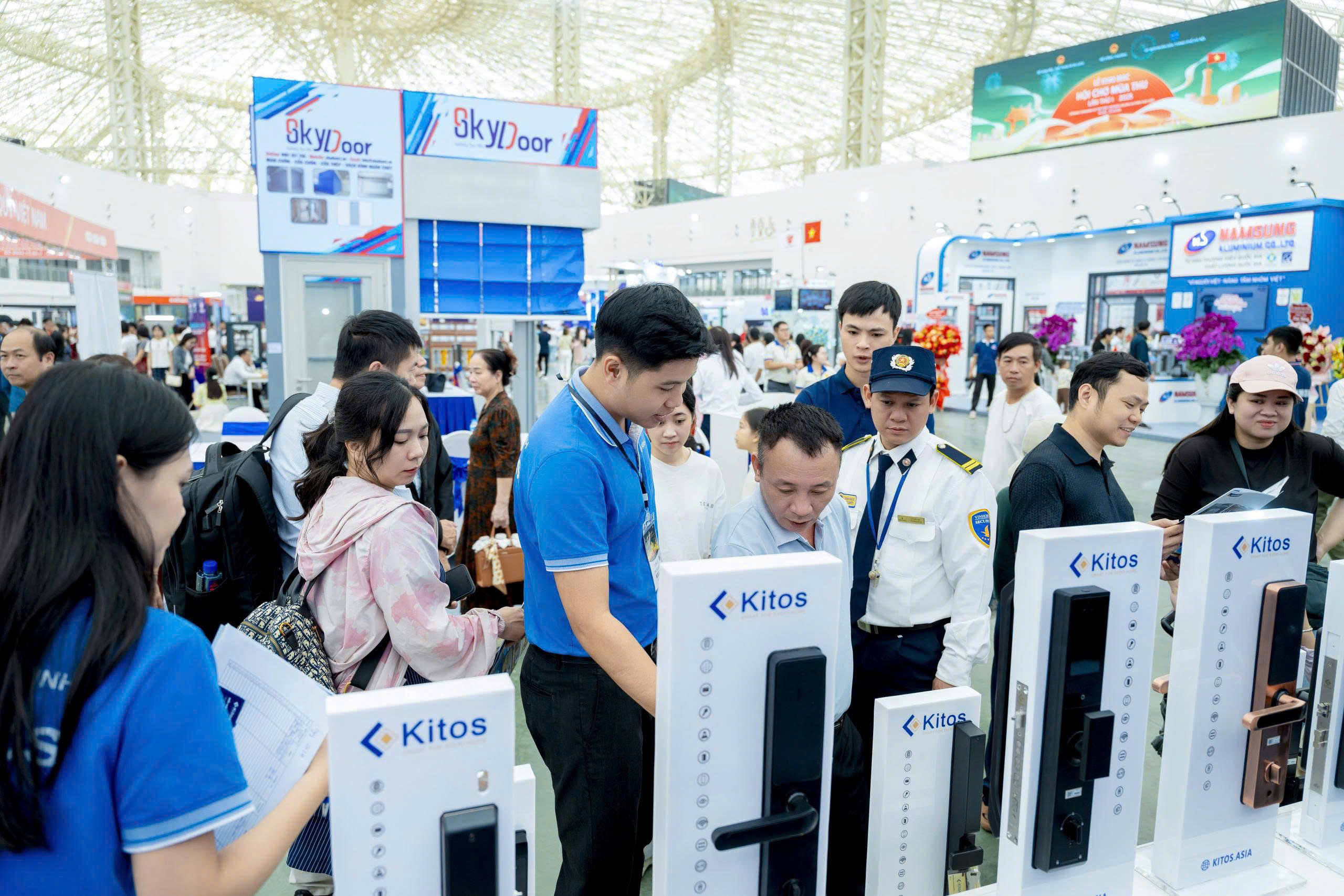 Gian hàng giới thiệu sản phẩm khoá cửa thông minh được nhiều du khách ghé thăm. Ảnh: Phong Lâm.