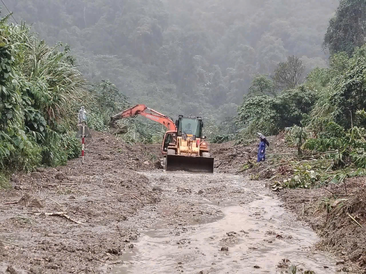 Quảng Ngãi: Trắng đêm thông tuyến đèo Lò Xo