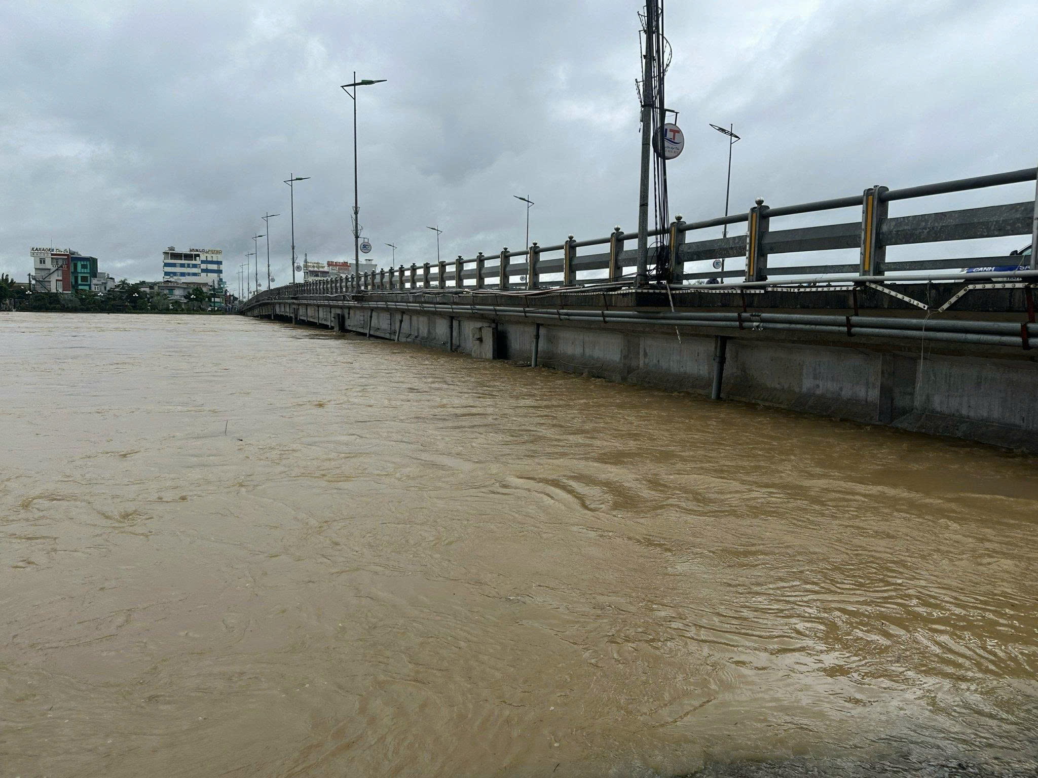 Quảng Ngãi: Nước ngập chạm dầm, cấm phương tiện lưu thông trên cầu Châu Ổ