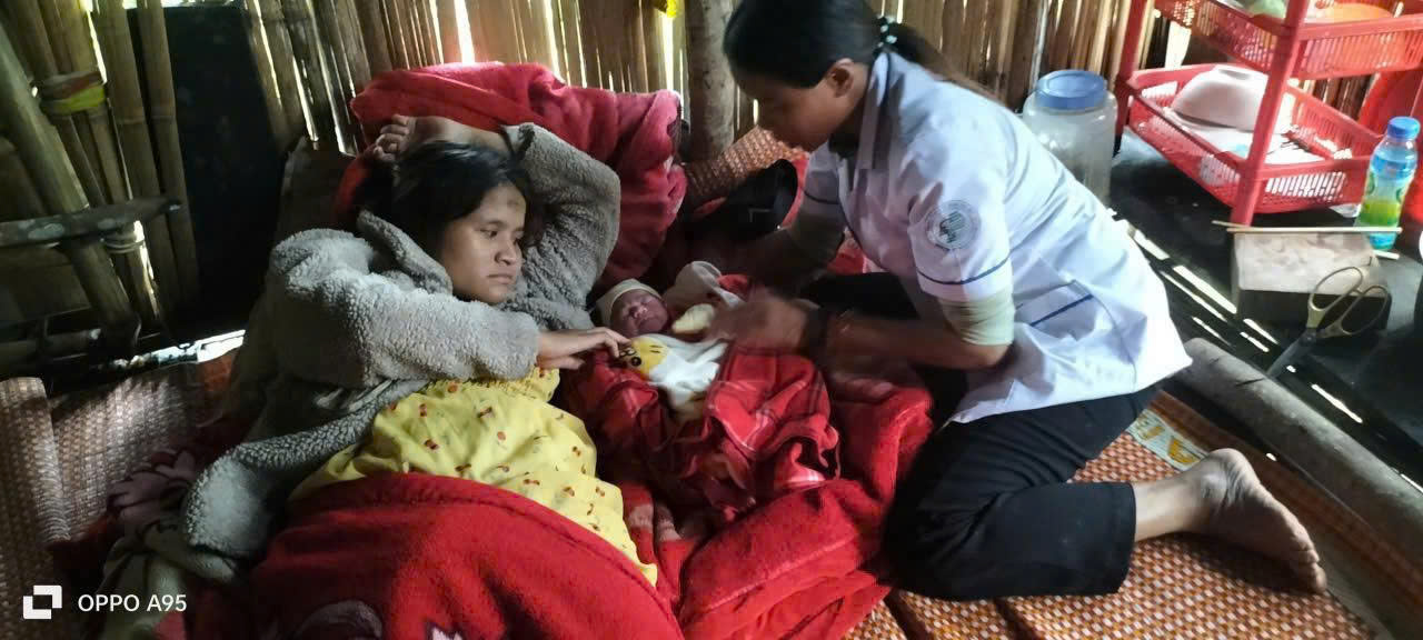Đà Nẵng: Y sĩ vượt mưa lũ đến nhà hỗ trợ sản phụ vượt cạn