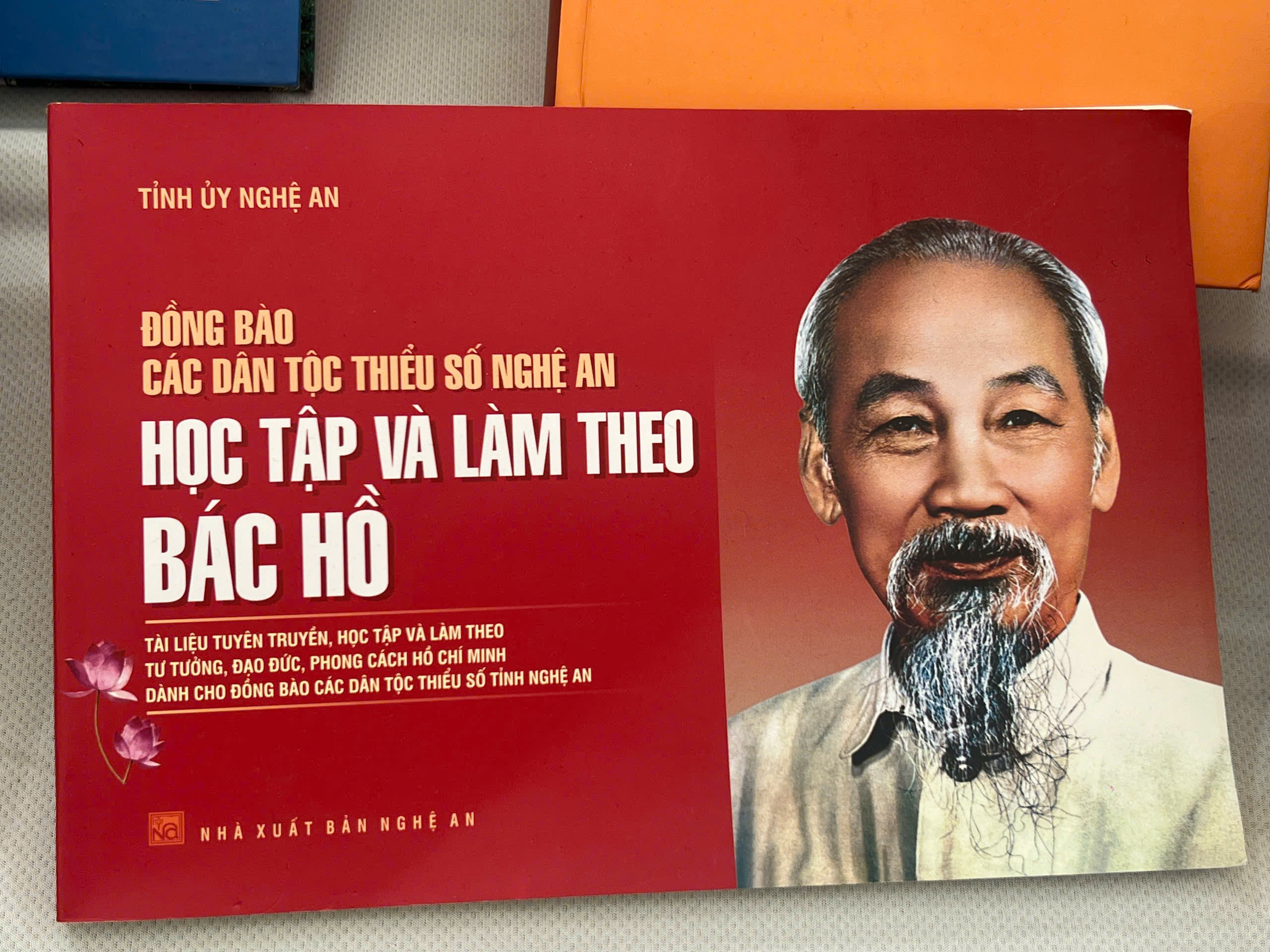 Dòng sách về lãnh tụ và Tổ quốc lan tỏa tại Hội chợ Mùa Thu